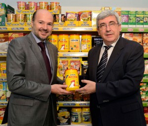  la izquierda de la imagen, Vicenç Bosch, director general del negocio de FoodService del Grupo Gallina Blanca Star. A la derecha, José María Rubio Marín, presidente de la FEHR. 