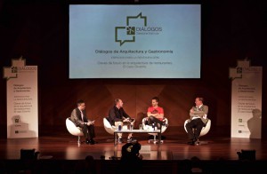 Diálogos Silestone. De izquierda a derecha: Santiago Alfonso, vicepresidente de Marketing de Cosentino y secretario general del Instituto Silestone; Lázaro Rosa Violán, interiorista de DiverXo; el chef David Muñoz; y el periodista José Carlos Capel.